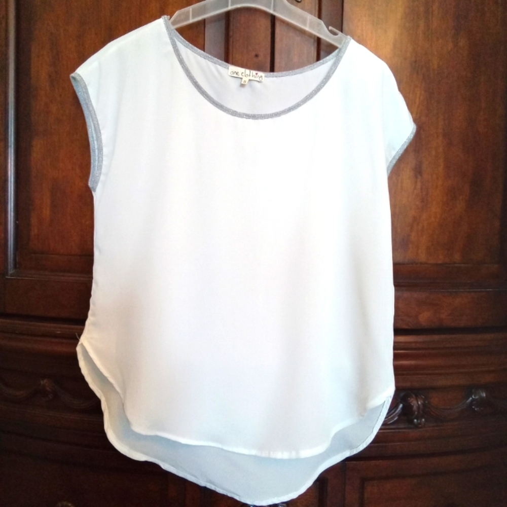 One Clothing Women's White Cap Sleeve High Low Blouse Metallic Trim Fits Medium